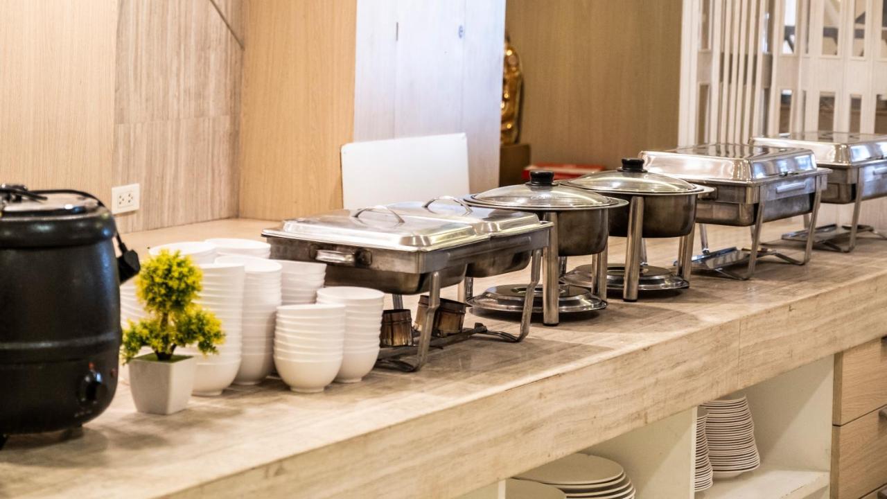 The Airport Courtyard Suvarnabhumi Airport Bangkok Zewnętrze zdjęcie A row of chafing dishes