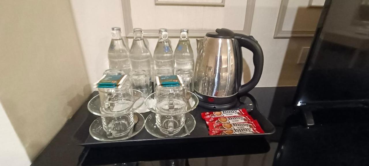 The Airport Courtyard Suvarnabhumi Airport Bangkok Zewnętrze zdjęcie Bottled water and a kettle in a hotel room